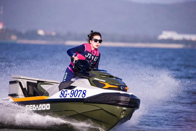 Sáng sớm chào cờ nhờ em kế giúp xả vào mông