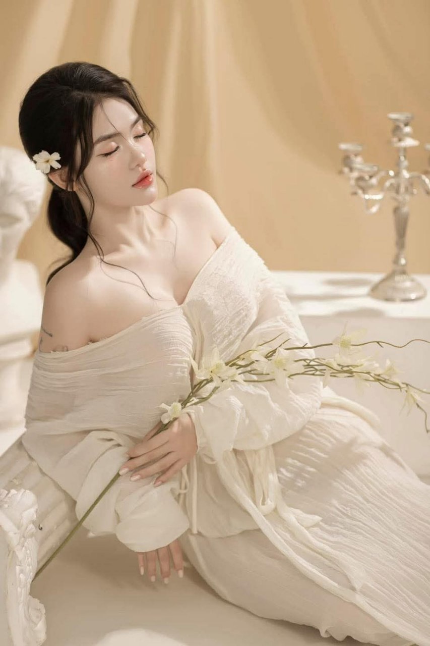 Không bao cao su địt em gái trẻ mông to